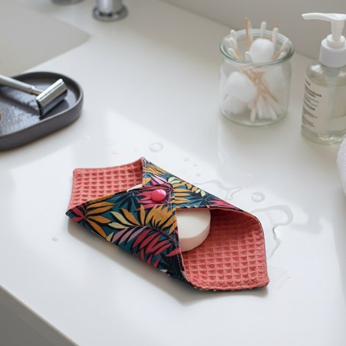 Pochette à savon tissus corail et motifs fleurs