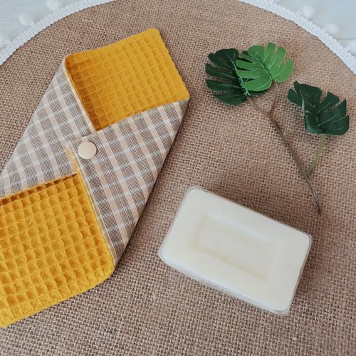 Pochette à savon tissus moutarde et motifs carreaux - destockage