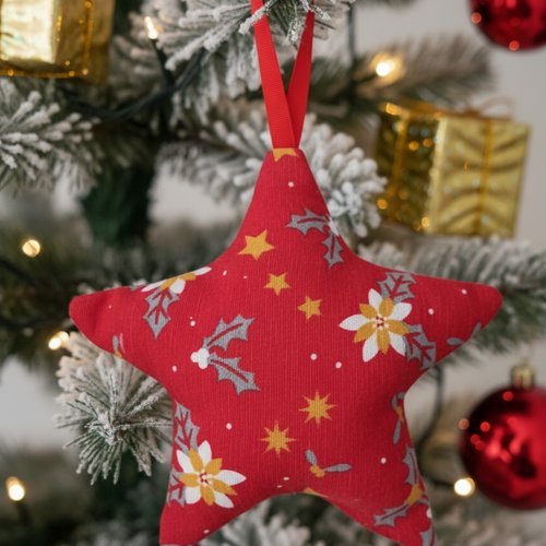 Etoile de noël à suspendre en tissu