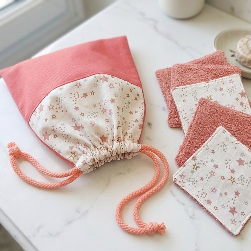 Lot de 8 lingettes démaquillantes et leur pochon assorti