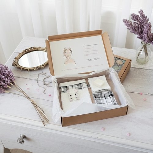 Box gant de toilette et 8 lingettes couleur noire et blanche