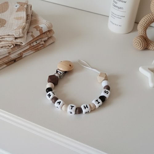 Attache tétine personnalisée perles bois et silicone