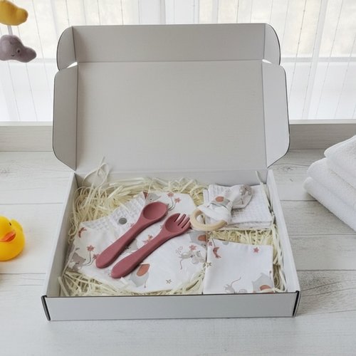 Coffret naissance/box naissance bavoir, hochet, couverts et 8 lingettes