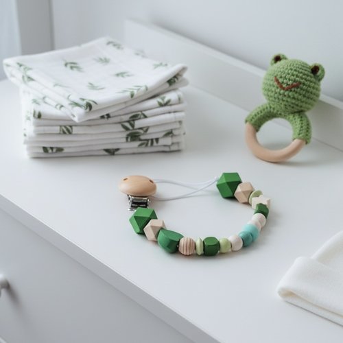 Attache tétine perles bois vertes