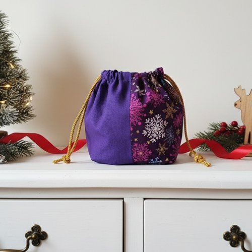 Petit sac pochon de noël à lien coulissant violet et motifs
