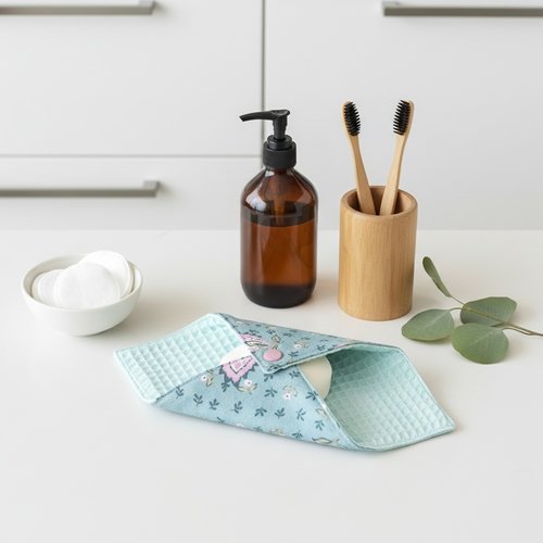 Pochette à savon tissus bleu ciel et motifs fleurs