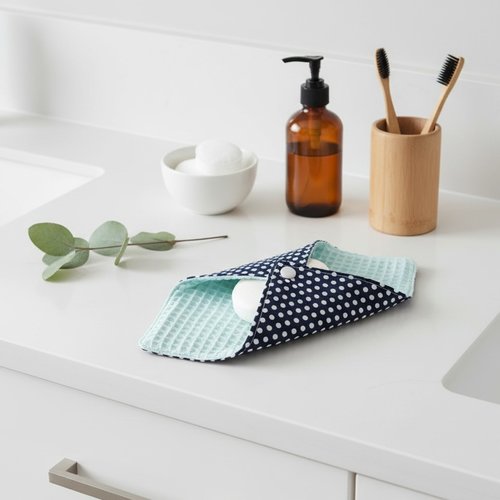 Pochette à savon tissus bleu ciel et motifs à pois