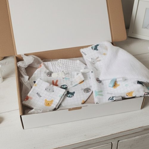 Coffret naissance bavoir, doudou, attache tétine et 8 lingettes