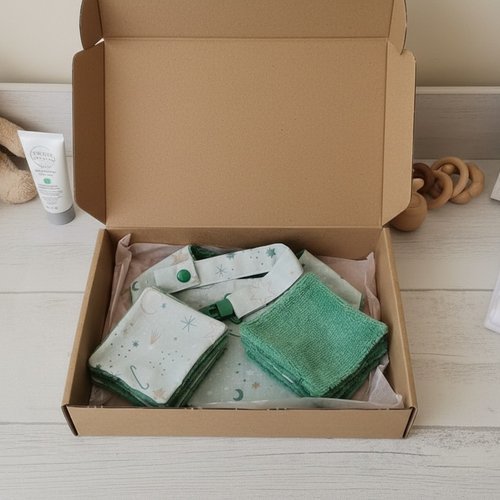 Coffret naissance bavoir, attache tétine et 10 lingettes