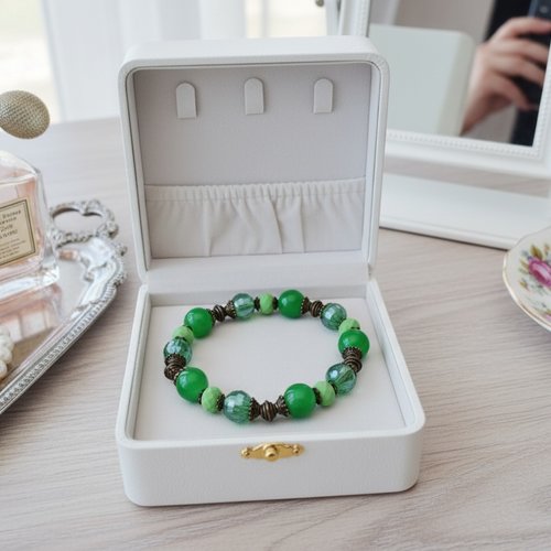 Bracelet fil élastique perles verre laqué vertes