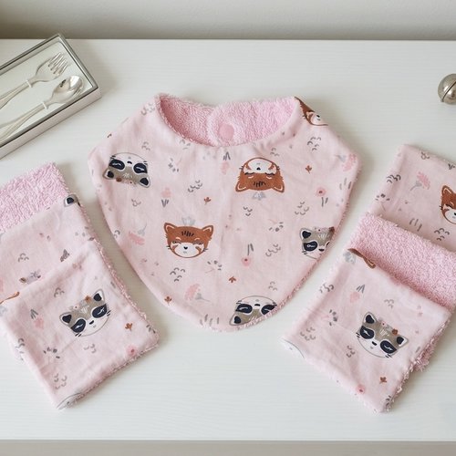 Coffret naissance bavoir et 10 lingettes