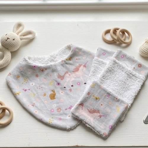 Coffret/box naissance bavoir et 10 lingettes