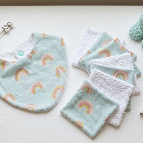 Coffret/ box naissance bavoir et 10 lingettes