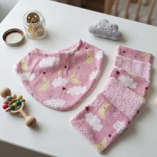 Coffret/box naissance bavoir et 10 lingettes