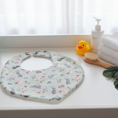 Bavoir bébé coton vert et motifs lapins