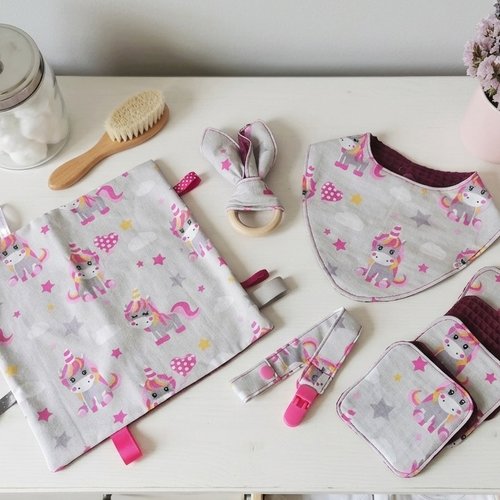 Coffret naissance/box naissance bavoir, hochet, doudou, attache tétine, 10 lingettes