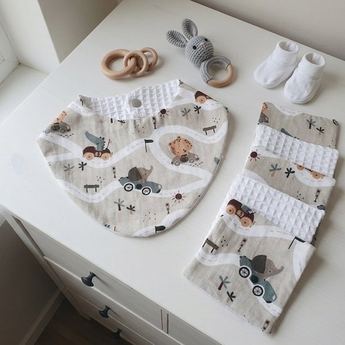 Coffret/box naissance bavoir et 10 lingettes