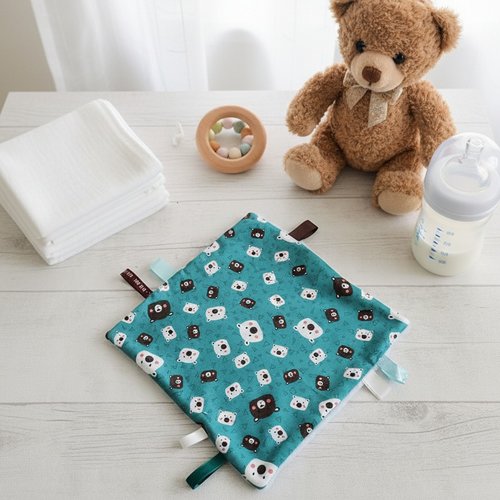 Doudou plat carré coton motifs têtes d'ours