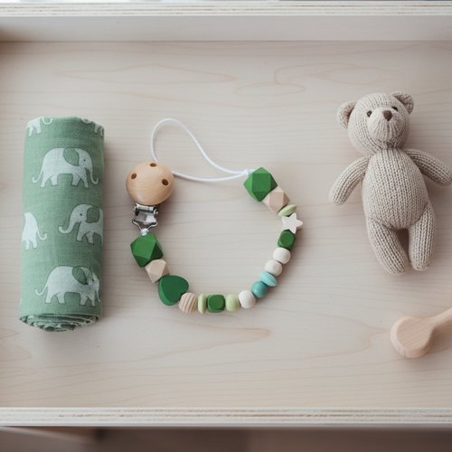 Attache tétine perles bois vertes