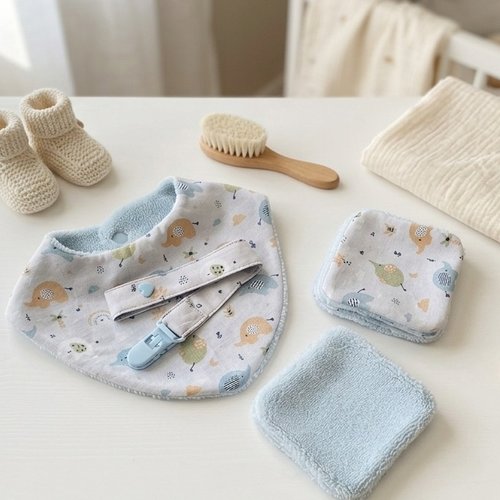 Coffret naissance/box naissance bavoir, doudou, attache tétine et 8 lingettes