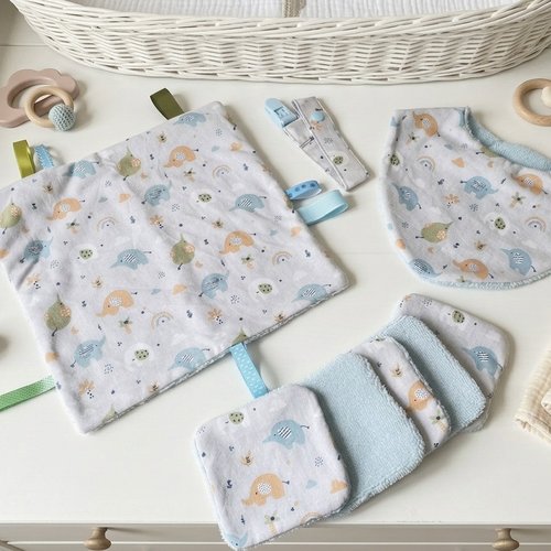 Coffret naissance/box naissance bavoir, doudou, attache tétine et 8 lingettes