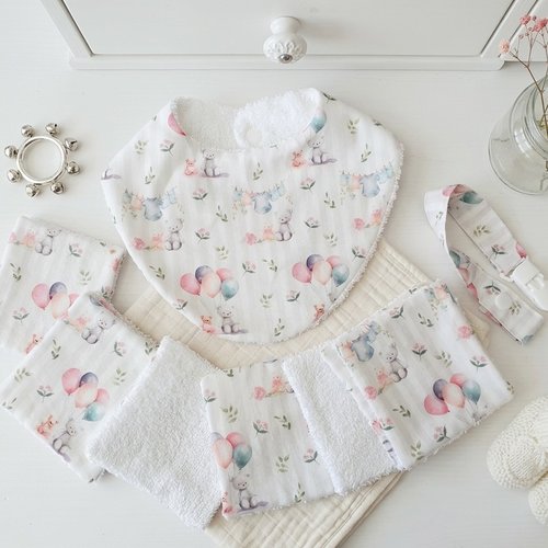 Coffret naissance/box naissance bavoir, doudou, gant, attache tétine et 7 lingettes