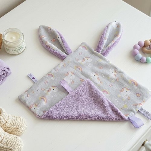 Doudou plat carré oreilles de lapin en coton motifs licornes