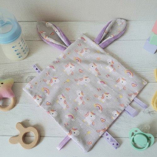 Doudou plat carré oreilles de lapin en coton motifs licornes