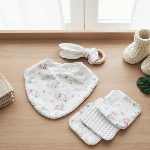 Ensemble naissance bavoir, hochet et 8 lingettes