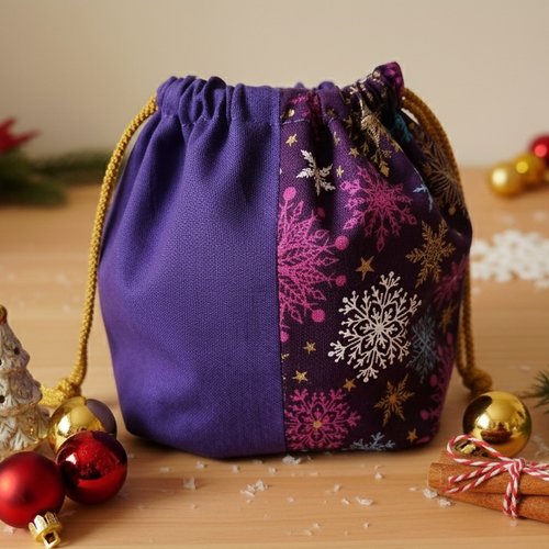 Petit sac pochon de noël à lien coulissant violet et motifs