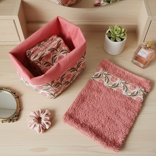 Lot de 8 lingettes démaquillantes, gant et panier assorti