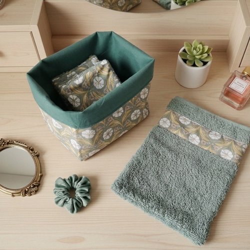 Lot de 8 lingettes démaquillantes, gant et panier assorti