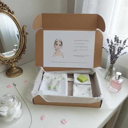 Box gant de toilette et 8 lingettes couleur verte et blanche