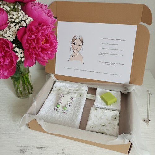 Box gant de toilette et 8 lingettes couleur verte et blanche