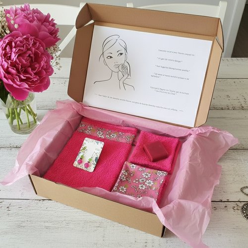 Box gant de toilette et 8 lingettes couleur fuchsia