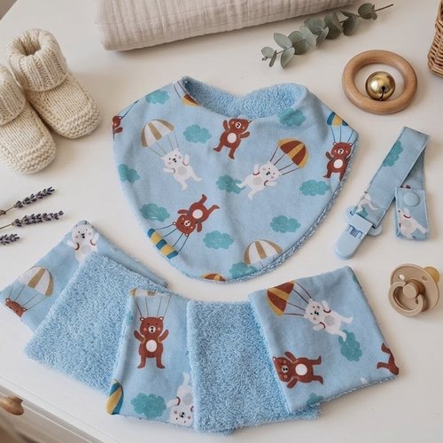 Coffret naissance bavoir, attache tétine et 8 lingettes