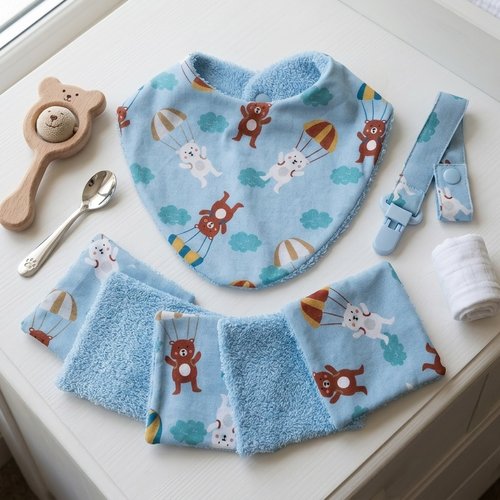 Coffret naissance bavoir, attache tétine et 8 lingettes