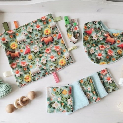 Coffret naissance/box naissance bavoir, doudou, attache tétine et 8 lingettes
