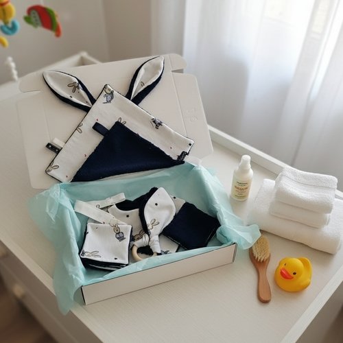 Coffret naissance/box naissance bavoir, doudou, hochet, attache tétine et 8 lingettes