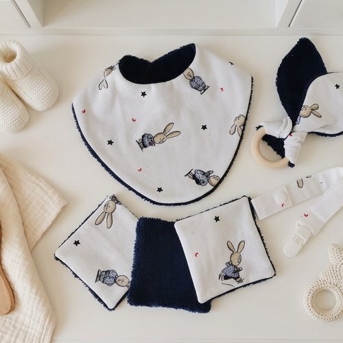 Coffret naissance/box naissance bavoir, doudou, hochet, attache tétine et 8 lingettes