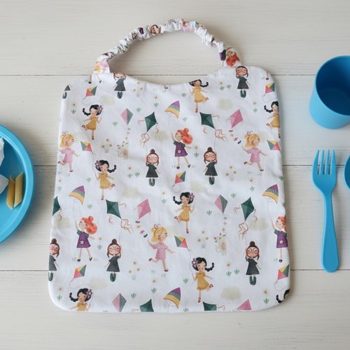 Serviette de cantine motifs filles/cerf volant et éponge blanche