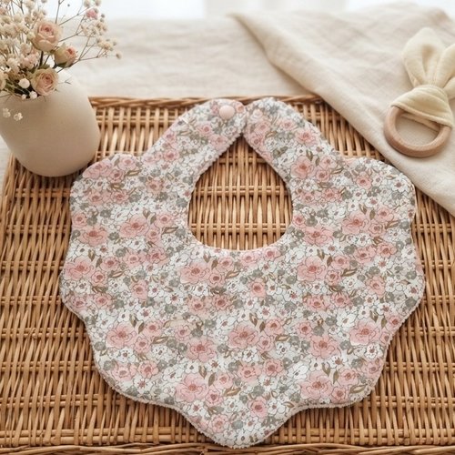 Bavoir naissance fleur coton imprimé et éponge