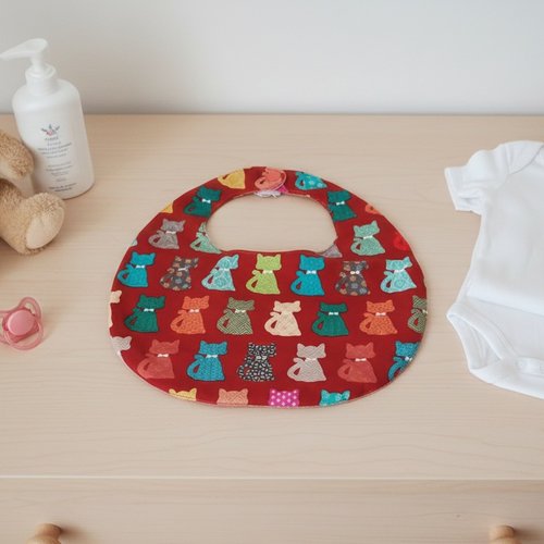 Bavoir bébé coton motif chats et nid d'abeilles orange