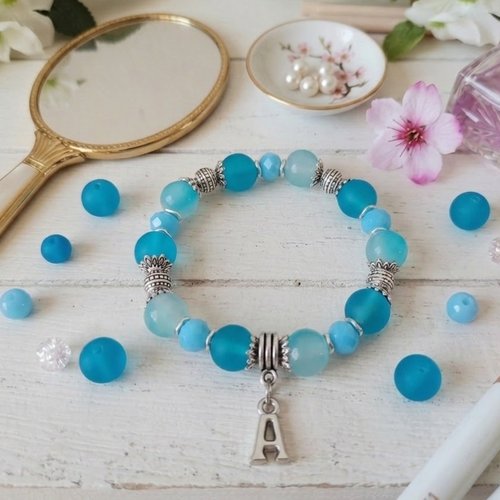Bracelet fil élastique perles en verre bleu et breloque alphabet