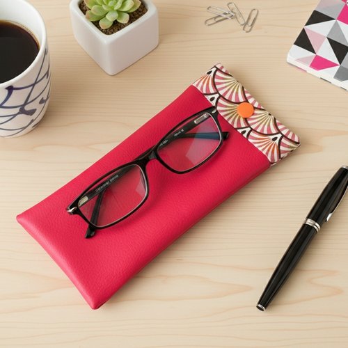 Etui à lunette en simili cuir rouge et tissus formes géométriques