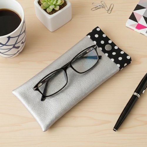 Etui à lunette en simili cuir gris argent et tissus