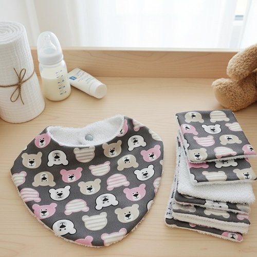 Ensemble naissance bavoir et 7 lingettes motif têtes d'ours