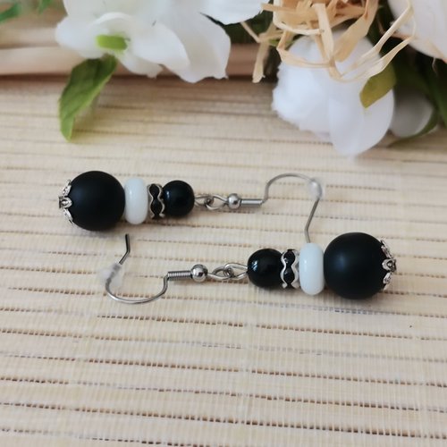 Boucles d'oreilles 3 perles en verre noire et blanche