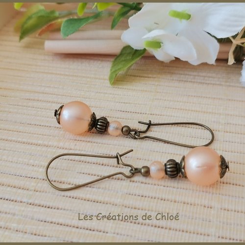 Boucles d'oreilles apprêts bronze et perles en verre saumon