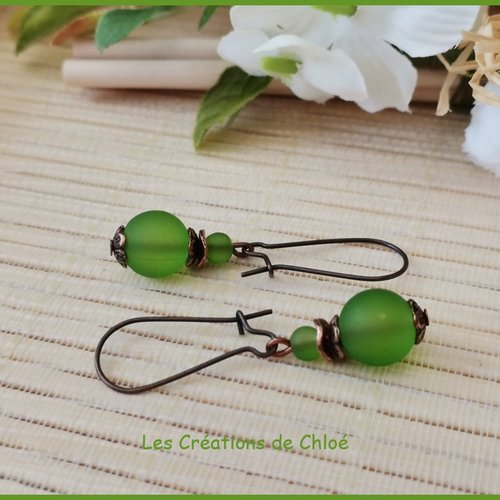 Boucles d'oreilles apprêts cuivre et perles en verre verte givrée